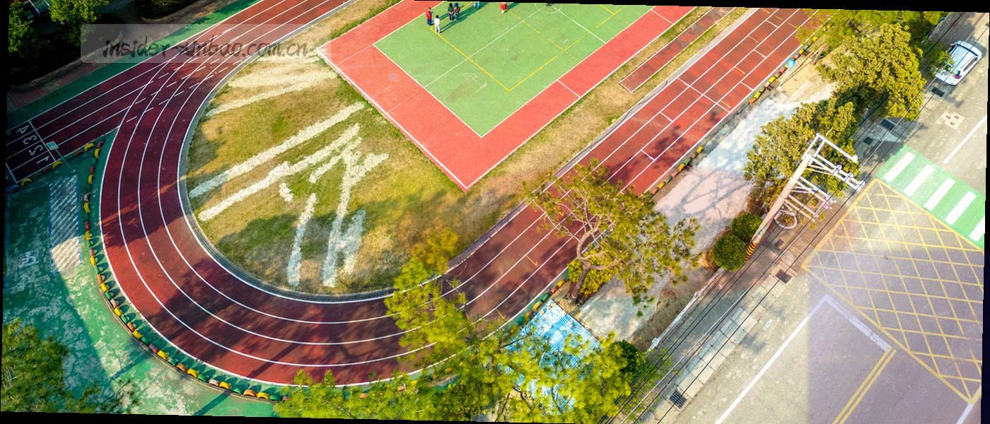 城市大道旁建筑轮廓的剪影，色调偏暖，天空留有大片留白